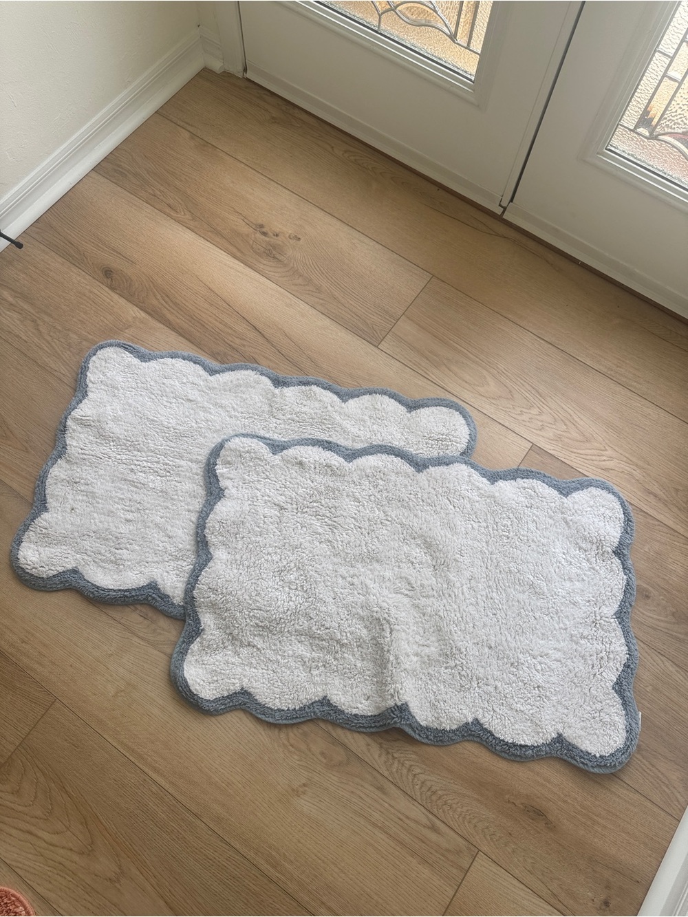 Pottery Barn Set of 2 Julia Berolzheimer White Bath Mats blue Scalloped Trim